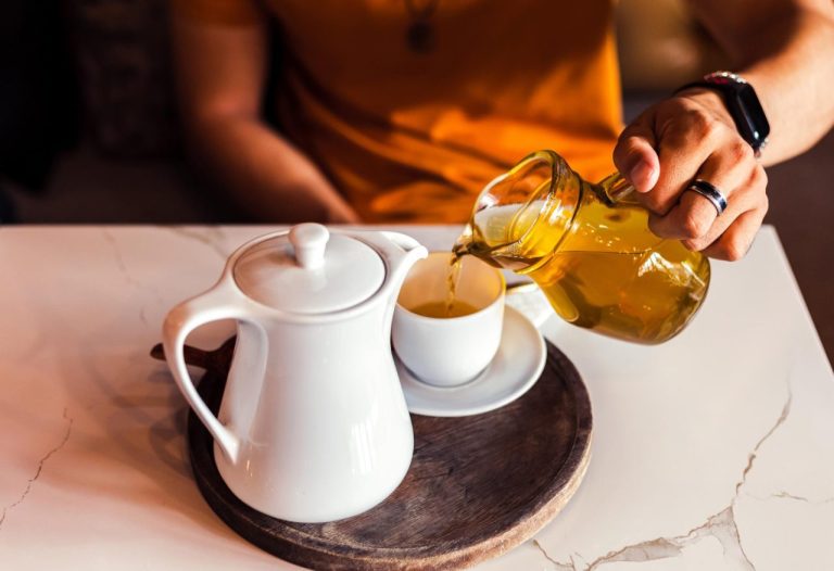 Infusion ou thé : que choisir selon vos besoins et vos goûts ?
